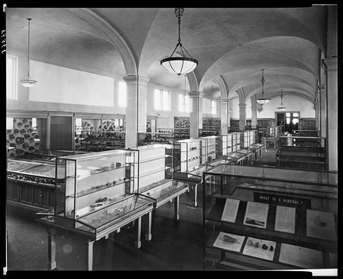 Minerals and Gems Hall, 1922. A photo of the Museum’s original Hall of Minerals and Gems from the west, taken in 1922. (© AMNH Library 47881)